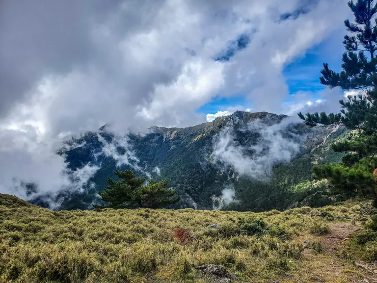 抵逹妹池旁的山坡， 遙望埋在雲裡的嘉明湖山屋