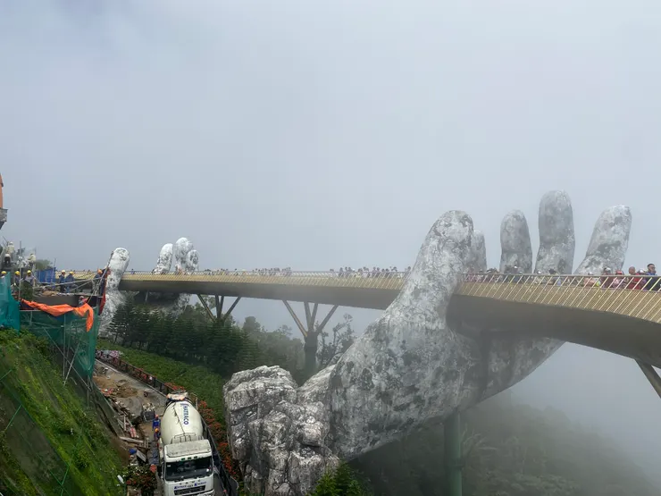 在山霧繚繞中看見知名的佛手黃金橋