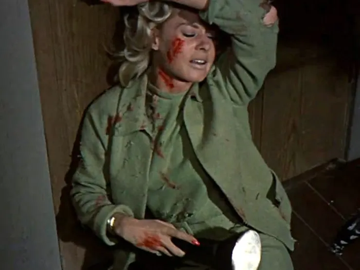 在閣樓被鳥群攻擊的梅蘭妮