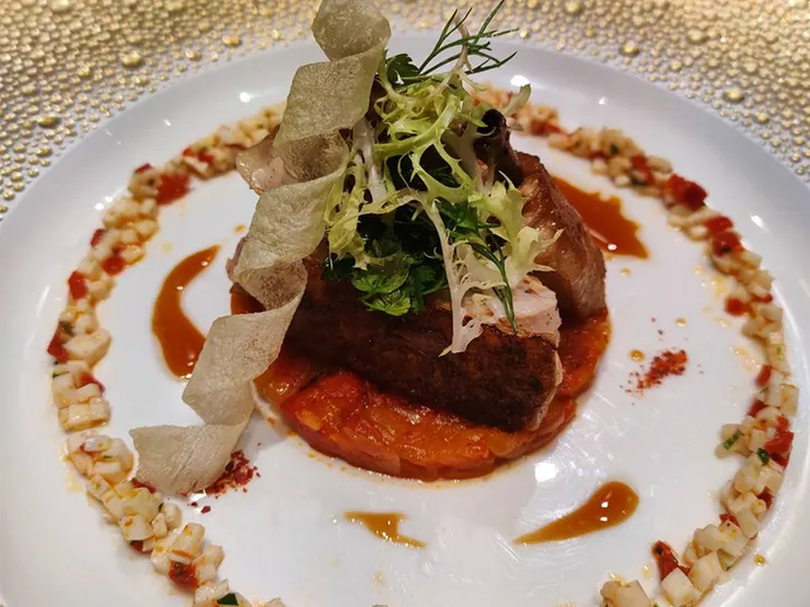 巴斯克風味烤雞佐甜椒蛋及香草