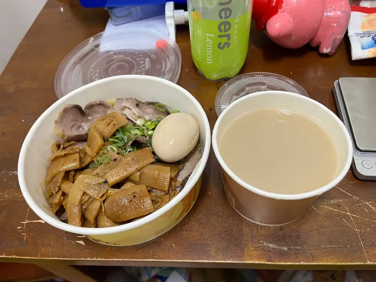 醬油拉麵筍絲叉燒肉各加一份。