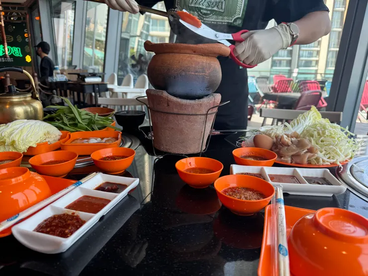 服務很好,會幫忙煮火鍋,