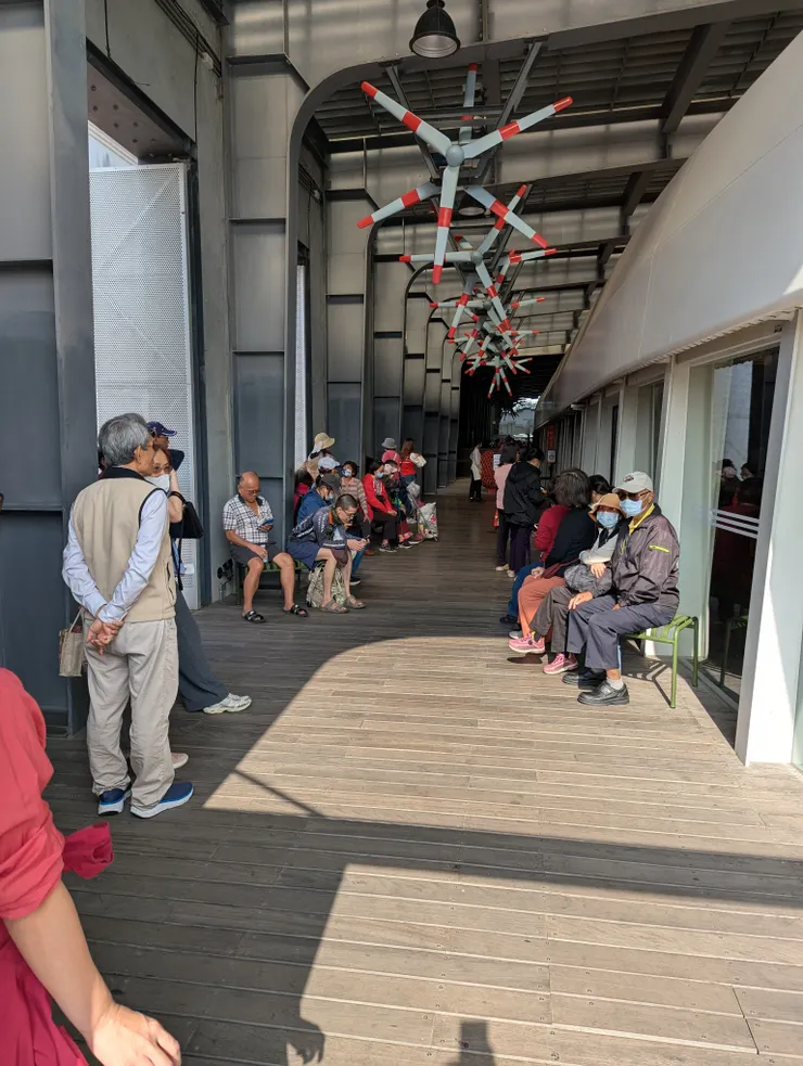 微熱山丘等候的民眾