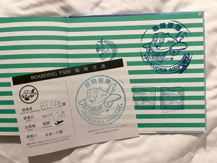 左邊的紙是這次蓋的，有邊蓋在書上（小企鵝搭飛機）的是四年前蓋的。 印章換新的，但圖案一樣～。第二次來九州，小貝不記得了，但我相信過去的體驗會是孩子成長的養份～