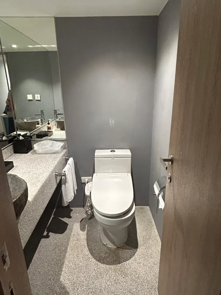 廁所跟浴池不同空間