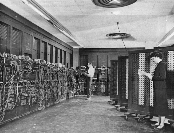 ENIAC 是世界上第一台全電子式電腦，使用了超過 17,000 顆真空管，體積龐大、耗電又容易故障，象徵了電晶體誕生前的科技極限。