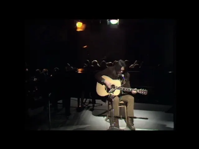 Neil Young 在演唱會的片段 ( YouTube 截圖。）
