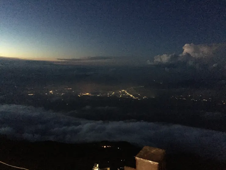 夜幕低垂．燈火闌珊