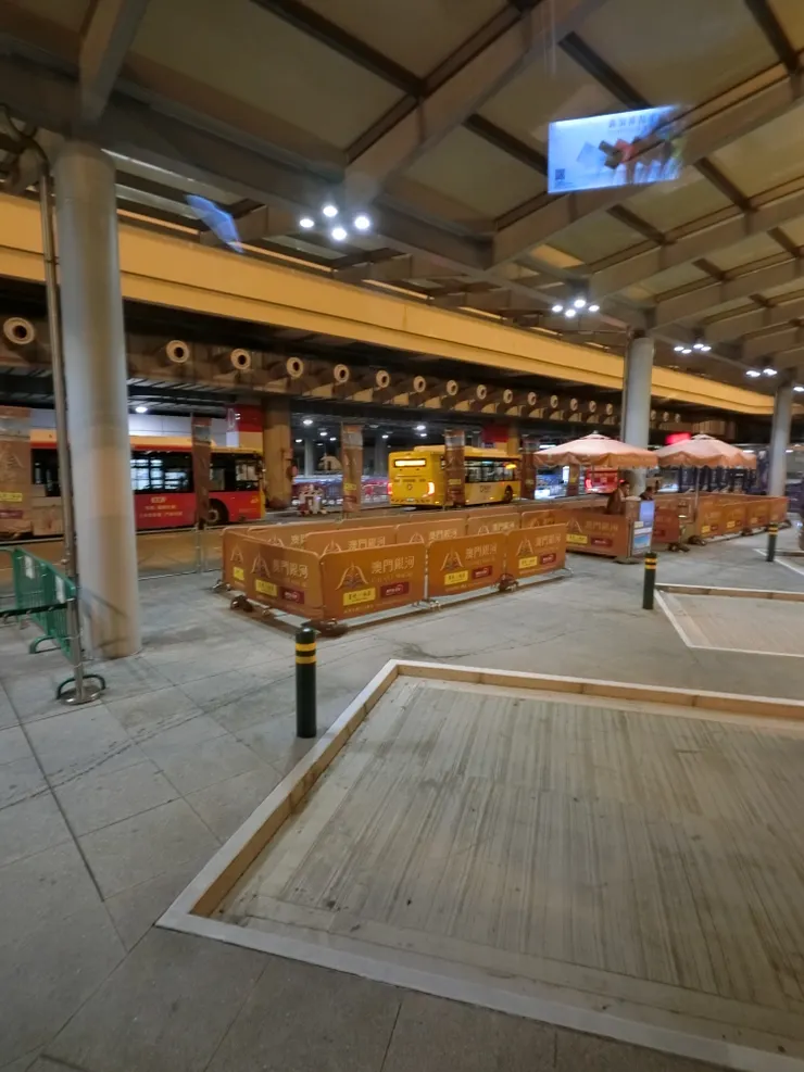 我覺得這道橋有點特別，可惜車子在動拍不清。