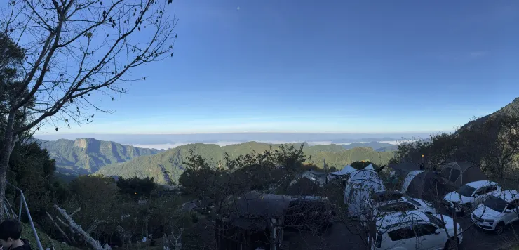 早上起床的山景，薄薄的雲海