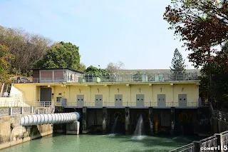 其中一孔水閘門改建為八田水力電廠的進水口