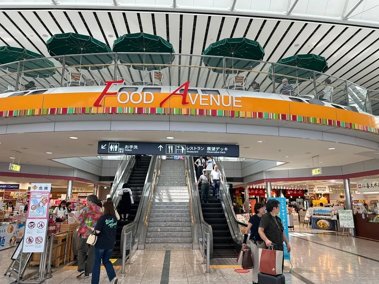 搭手扶梯上二樓，右邊就是美食街