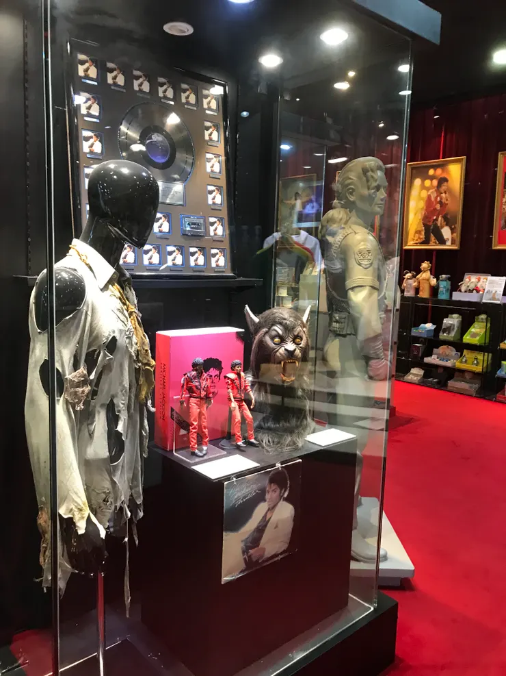 《Thriller》無論對MJ來說，還是在整個唱片史中都意義非凡，得過很多獎項，只是中間那兩個MJ figure不是酒店方的出品。其餘的以後會介紹。