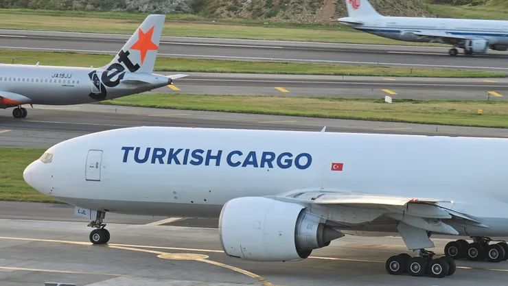 我以前每次都唸錯貨機的CARGO發音!