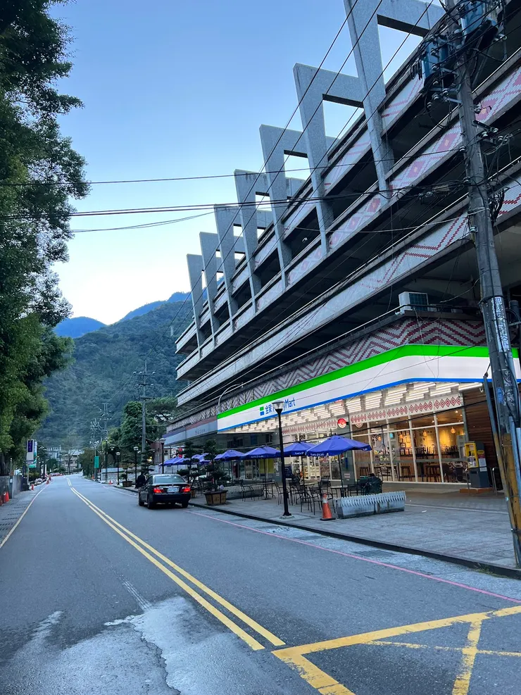 停車場的泰雅族圖騰裝飾