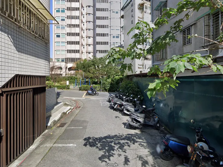 穿過大樓防火巷，來到興隆路一段55巷27弄