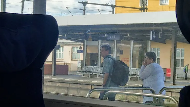 原本訂的ICE上週突然說不開了，但同一時間另開一輛車（時刻表仍寫原本的車次，但實際進站的是新的車次），只是原本訂的位子沒了，好在跟著這對和藹的夫婦才避免沒搭到車（他們在Fulda下車）