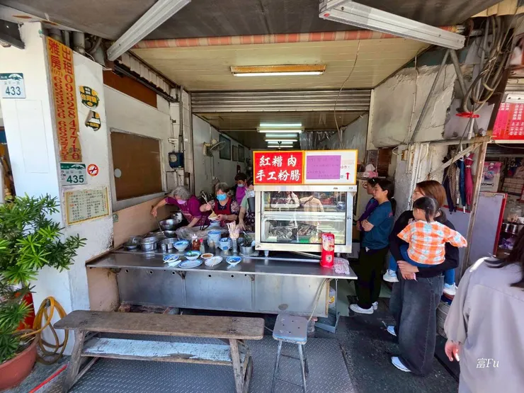 原本叫做「阿亮師炒米粉」，後來因為紅糟肉太過出名，被戲稱為「無名紅糟肉」後來直接改叫「旗山紅糟肉」。