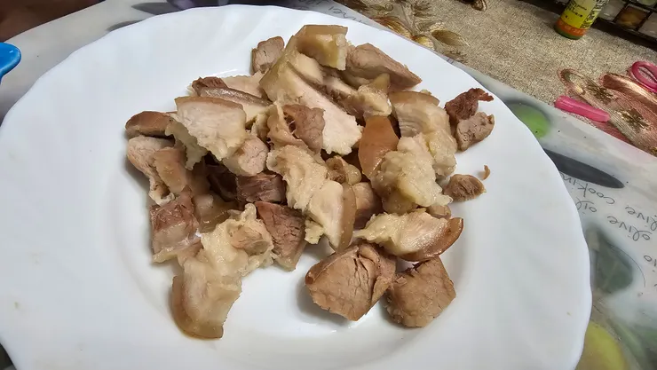 這豬肉就是要沾醬油膏才會好吃!