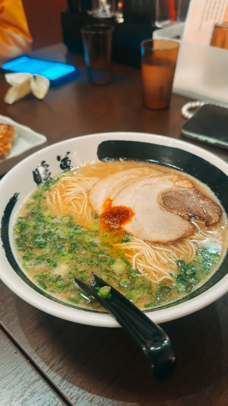 生意很好,我們進來後,後面就開始排隊了, 不過嗯..就是碗中規中矩的拉麵吧!