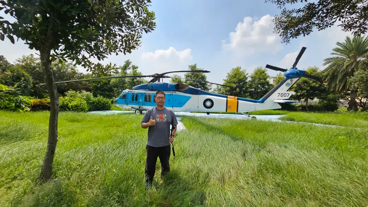 我身後是空軍海鷗部隊的S-70C直升機!攝於彰化某公園!
