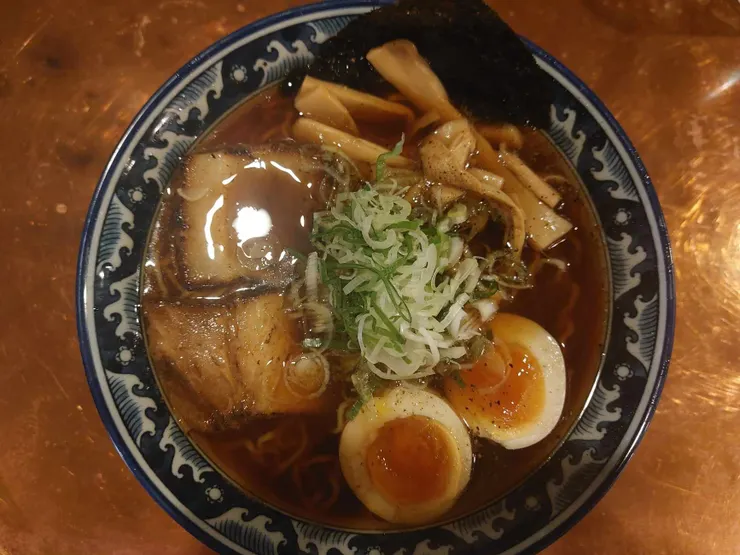 他們的拉麵頗鹹的，但不會膩，而且湯頭會回甘，細麵有嚼勁，叉燒也夠水準，加上蔥末真的很讚