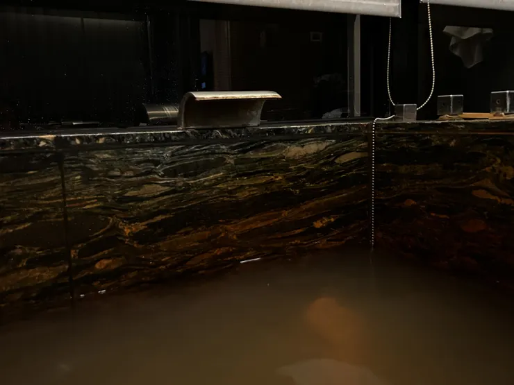 淡金琥珀色赤鐵泉