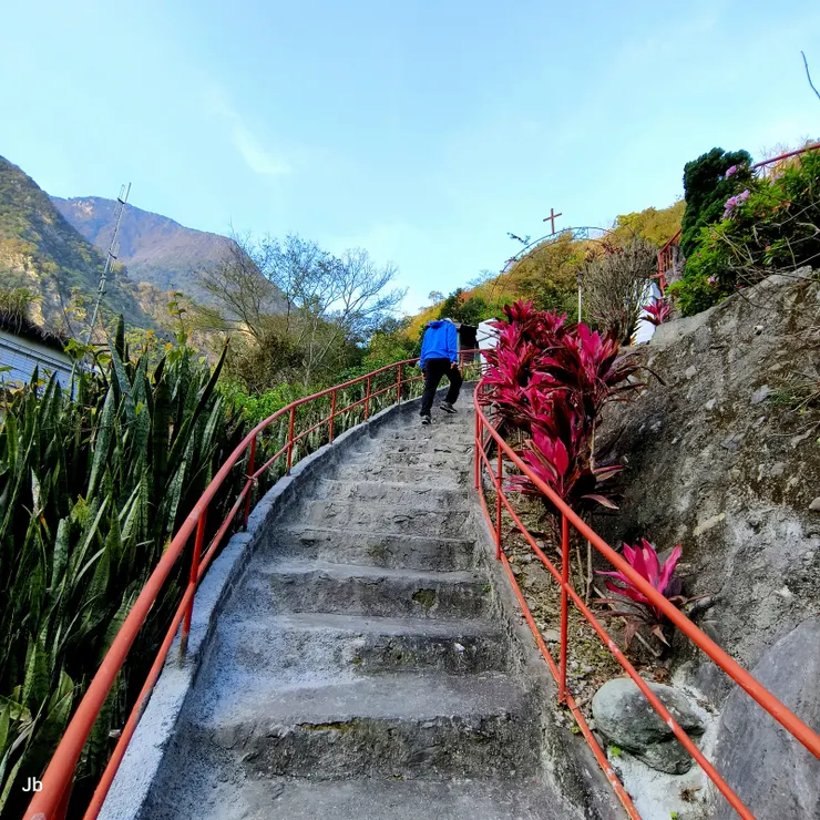 【經過天主堂到活動中心吃早餐！由此登上有63年歷史的天主堂。】