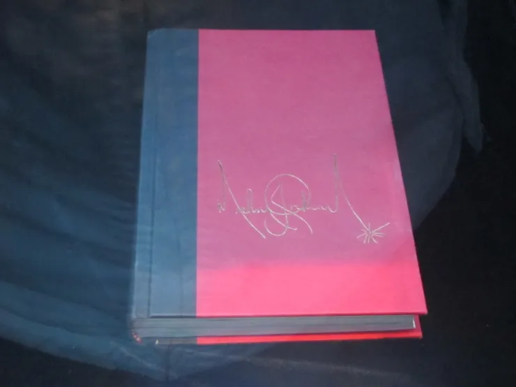 這本我忘了是什麼，但上面有MJ的簽名。