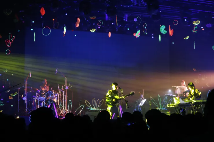 The Fur.兩位成員及樂手就定位