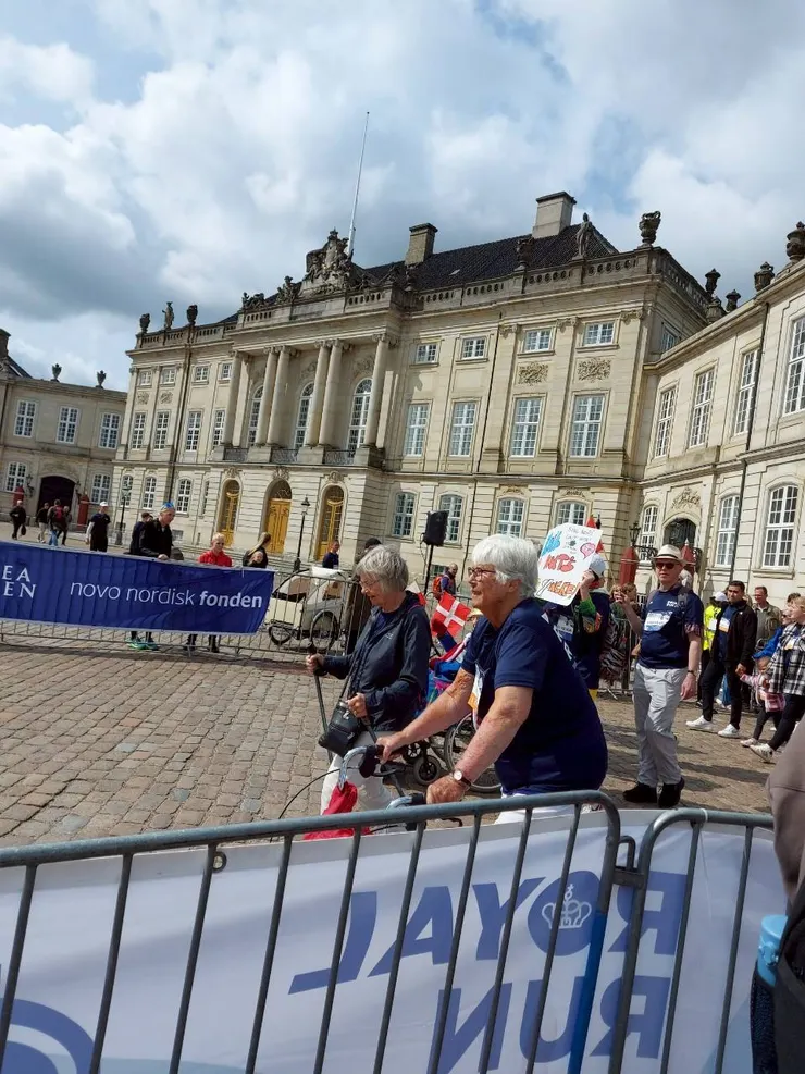 拄著助行器也要跑上街頭參與盛況