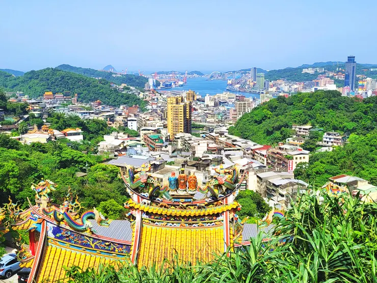 ▲續行往獅球嶺西砲台，路上有處展望點，可眺望狮球嶺平安宮及基隆港區。