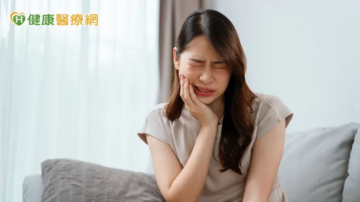 從臨床觀察發現，患者常被誤以為是牙痛，但拔牙後卻發現疼痛還在，進一步檢查才發現是三叉神經痛所致。