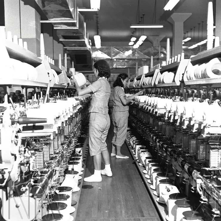 圖3 早期臺灣的紡織廠，女工們常未多防護，但理短髮上工。 檔號：A325000000E/0046/BN85/1