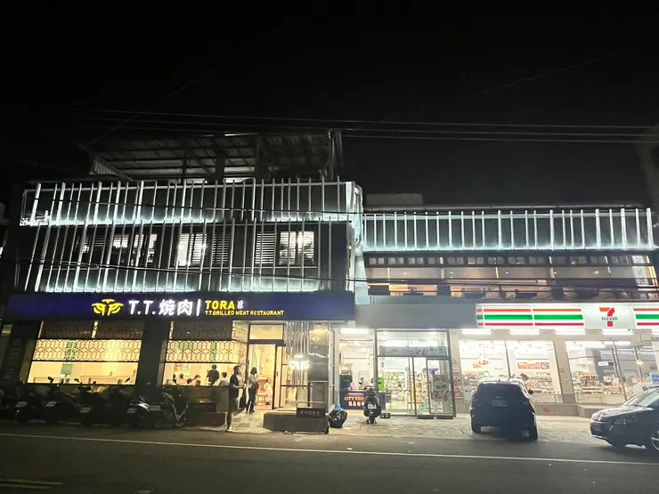 店門口,二樓用餐區位在小七上方