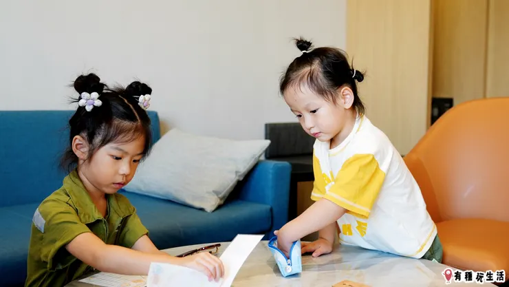 兩人很專心畫畫勞作