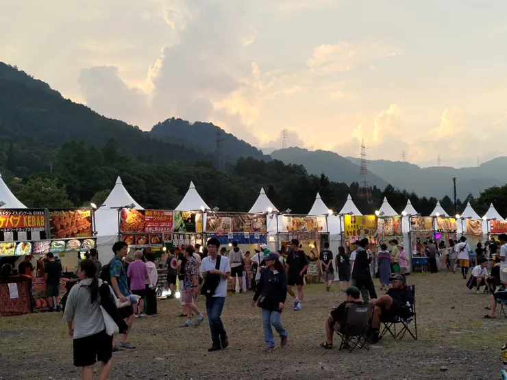 正式會場外的小吃攤位後搭夏季特有的層積彩雲