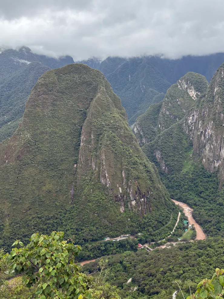 可以看到山下的熱水鎮