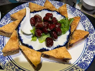 講出口的話可以迅速刺傷對方,也可以像是船過水無痕似的,好像什麼都沒發生。也像是一場大雨過後,當太陽重新照耀大地時,看著已經乾掉的地面會以為剛剛其實沒下雨。如果把自己當作是一旁看戲的觀眾,那就算被這些言語攻擊又如何呢?