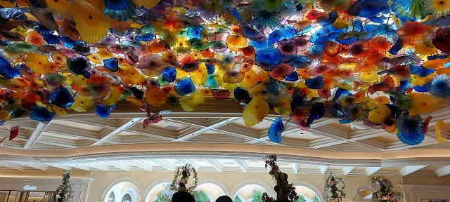Bellagio 的彩色玻璃花天花板
