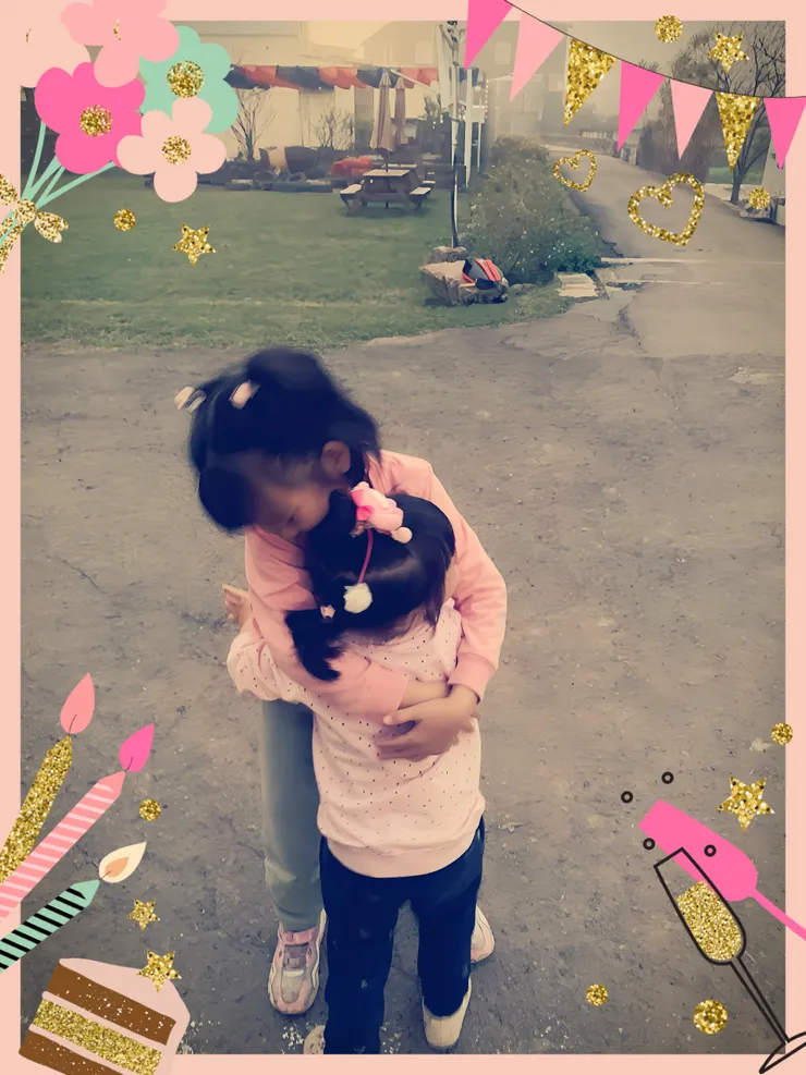 下課後姊妹倆見面的第一件事，常常就是這樣一個超大的擁抱！（明明就在同一個學校好嗎！）