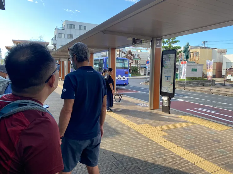 搭完鐵路接著搭巴士