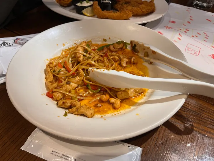 泰式香辣雞肉麵還是一樣好吃，腰果好脆好香好肥喔喔喔，快清空才想到拍照。