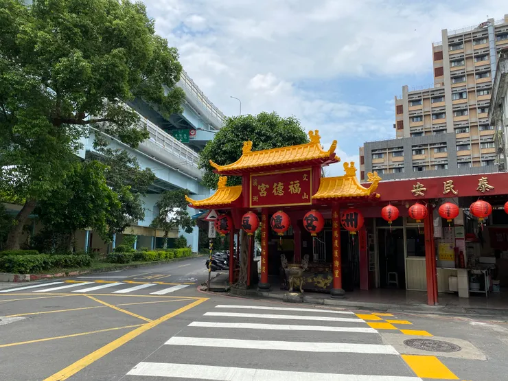 「溪洲福德宮」主祀福德正神，是地方信仰中心。