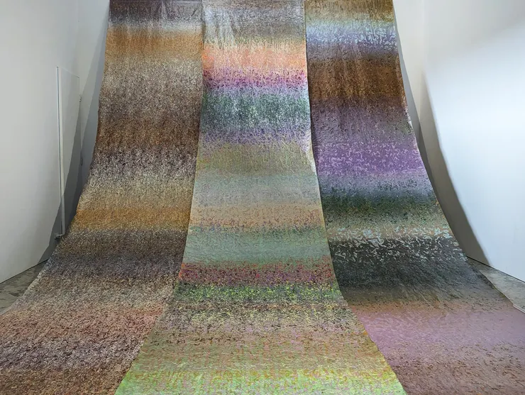 作品表現出中間色系的彩虹,而這些色彩更趨向黑白灰的微妙過渡,這樣的色系既不同於傳統彩虹的明亮多彩,又在光譜中尋求一種哲學式的平衡與深度。