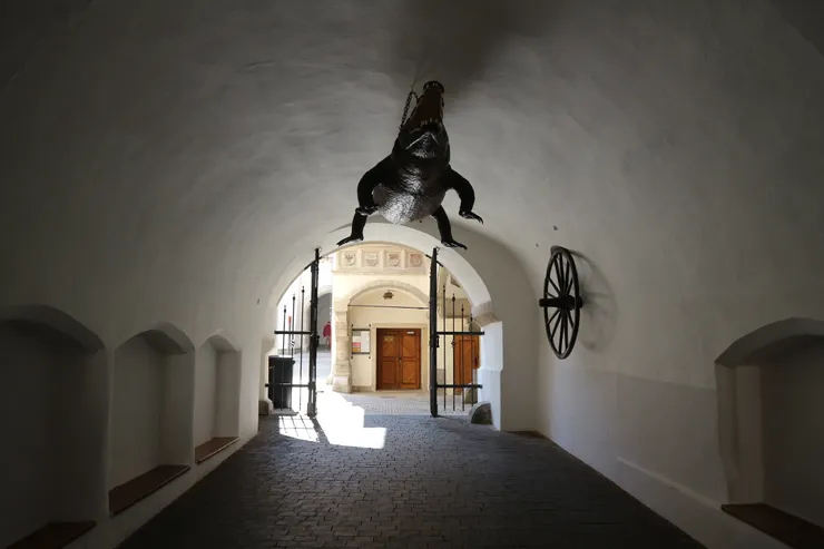 輪子和龍都擺在市政廳塔樓下通道，別忘了跟他們合照喔！