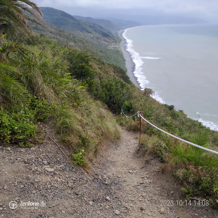 到最高點後,看到的台東海岸