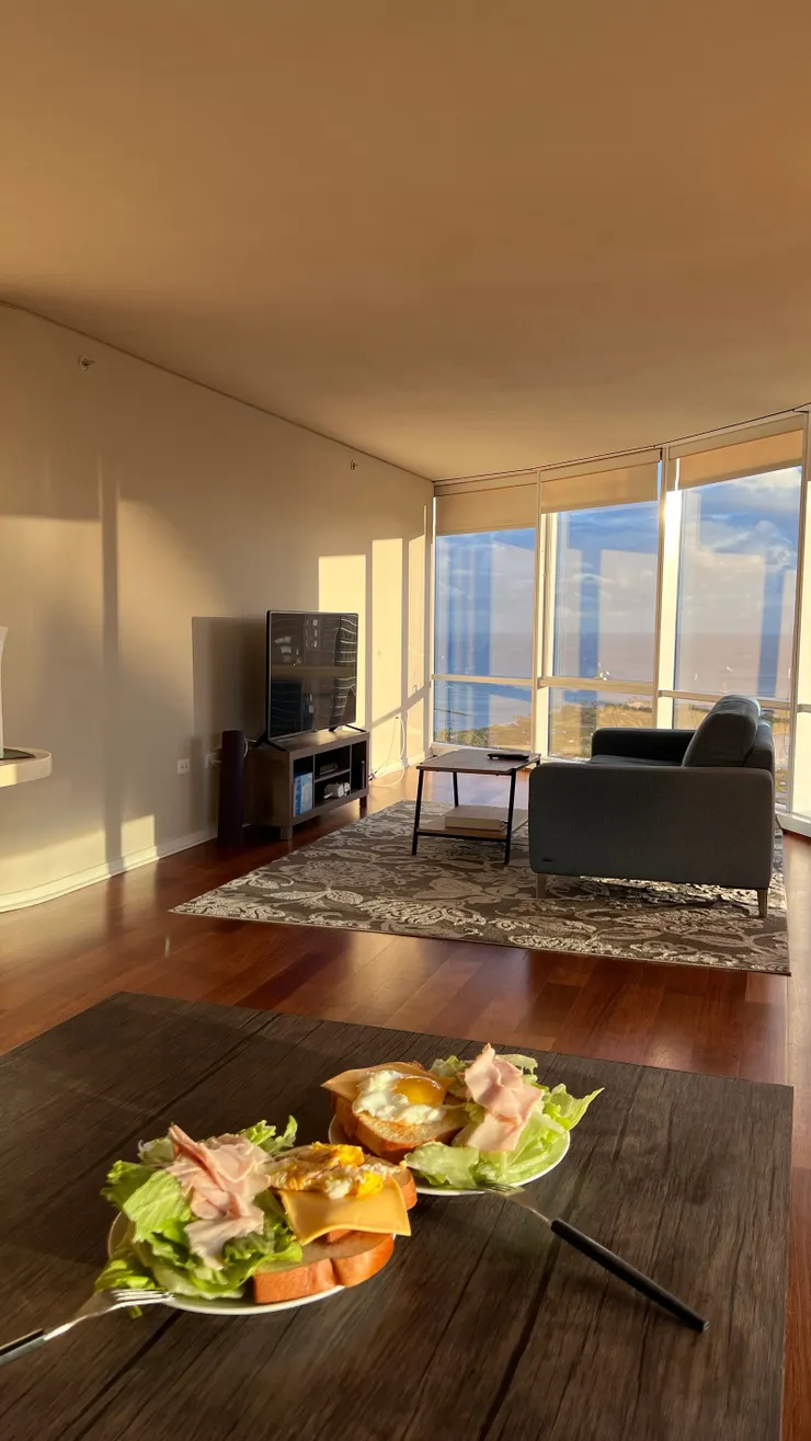 宿舍客廳和自製三明治（那邊食物很貴大部分時間都自己煮）