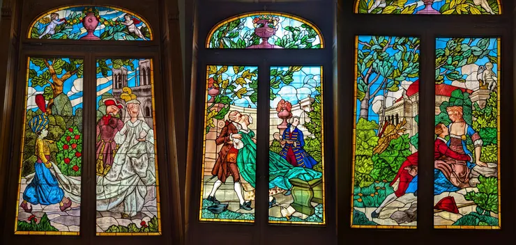 描繪一系列愛情故事的彩繪玻璃走廊