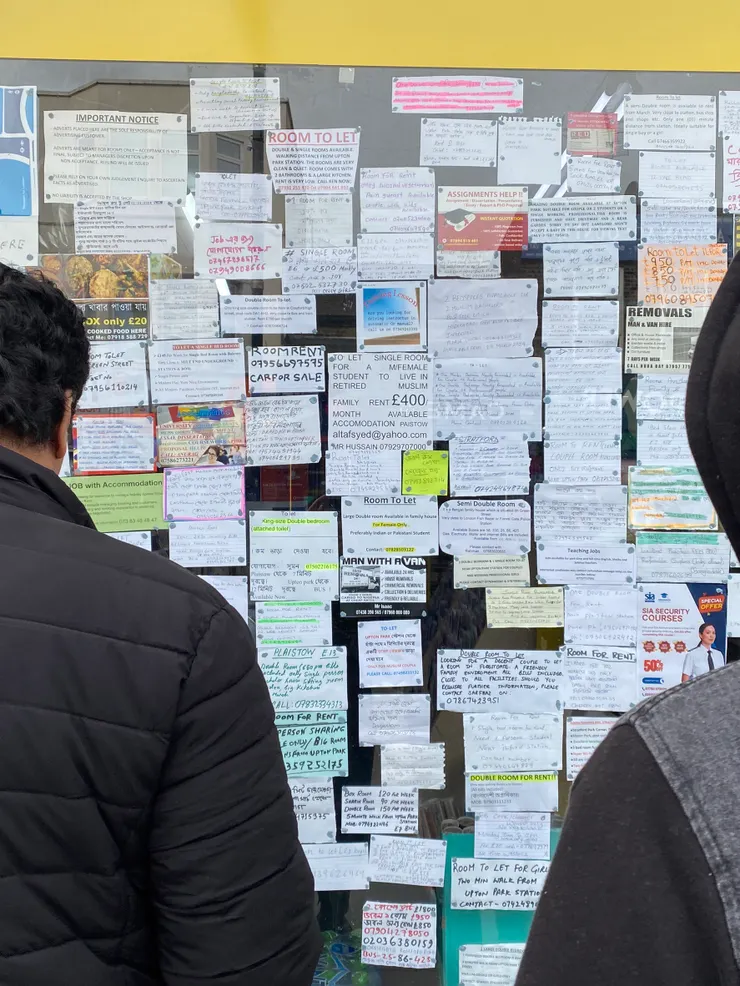 還有這樣的出租房牆，對比倫敦街頭已經視覺系統化，有種格外突兀感